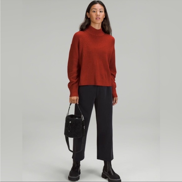 Lululemon Fleece Bucket Bag Crossbody - Picture 7 of 9